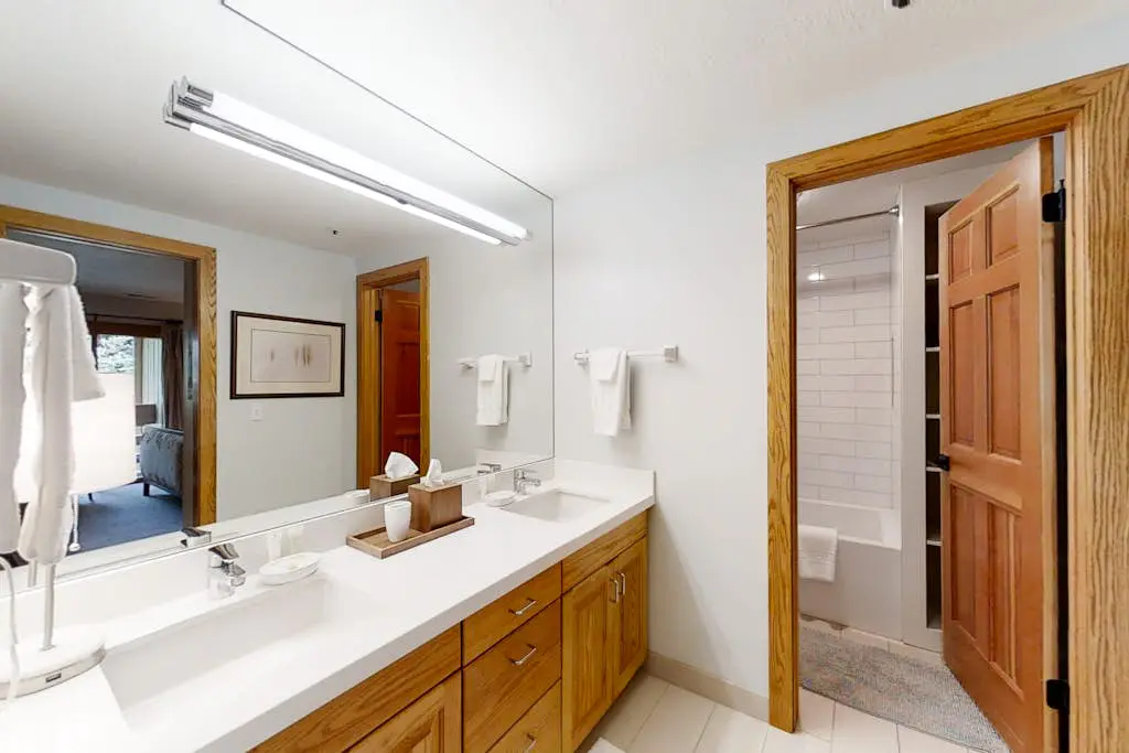 All Seasons Condominiums 303