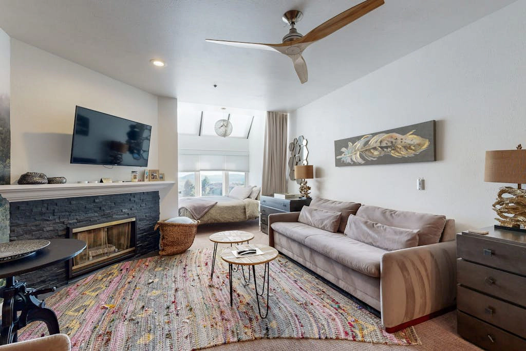 SKI-IN/SKI-OUT Mountain Village Lodge 167