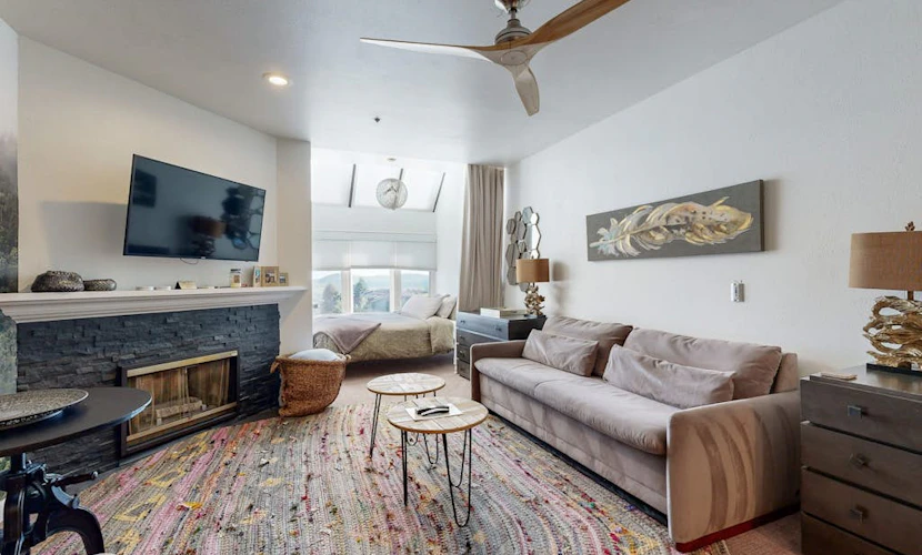 Ski-In/Ski-Out Studio w/ Pool, Hot Tub, Fitness Center & Mountain Views