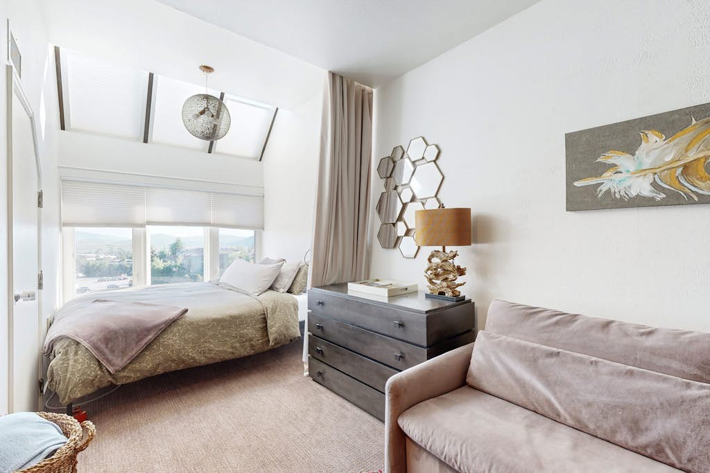 Ski-In/Ski-Out Studio w/ Pool, Hot Tub, Fitness Center & Mountain Views