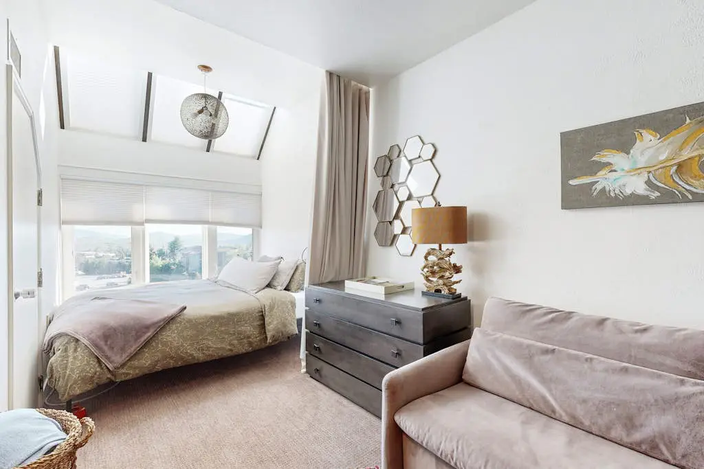 SKI-IN/SKI-OUT Mountain Village Lodge 167