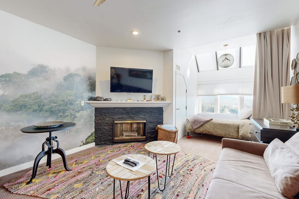 Ski-In/Ski-Out Studio w/ Pool, Hot Tub, Fitness Center & Mountain Views