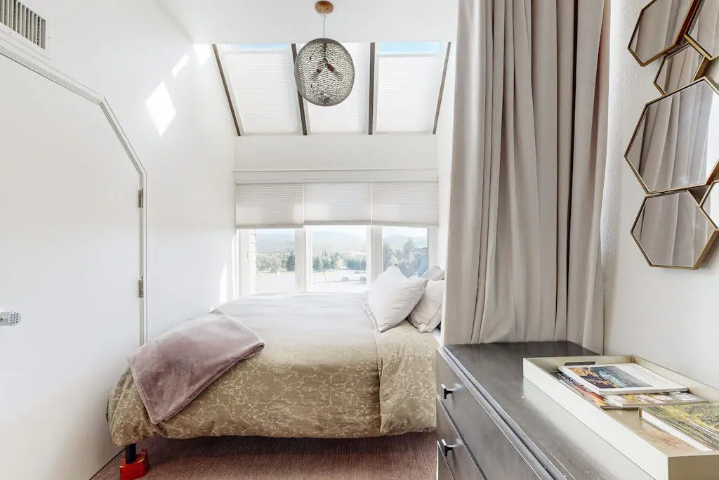 SKI-IN/SKI-OUT Mountain Village Lodge 167