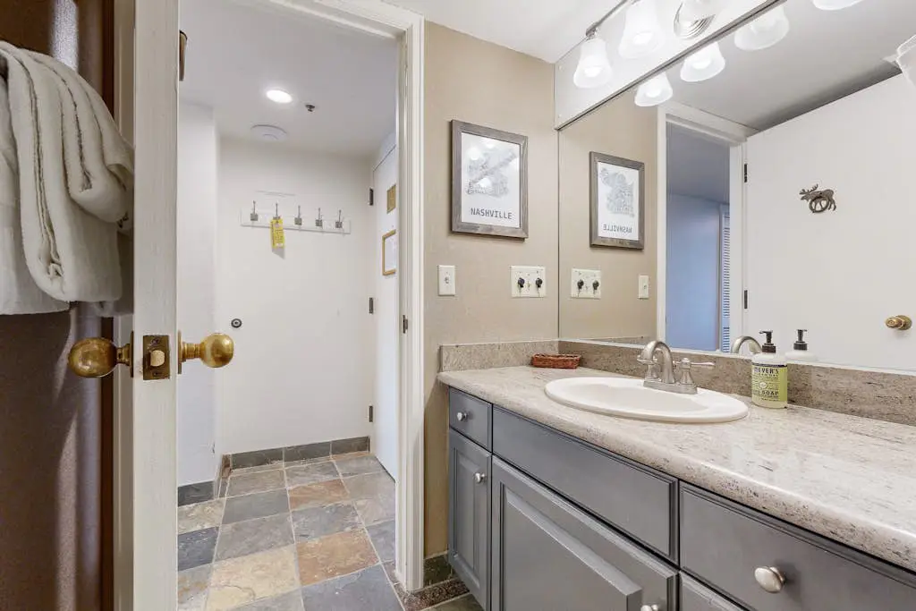 SKI-IN/SKI-OUT Mountain Village Lodge 167