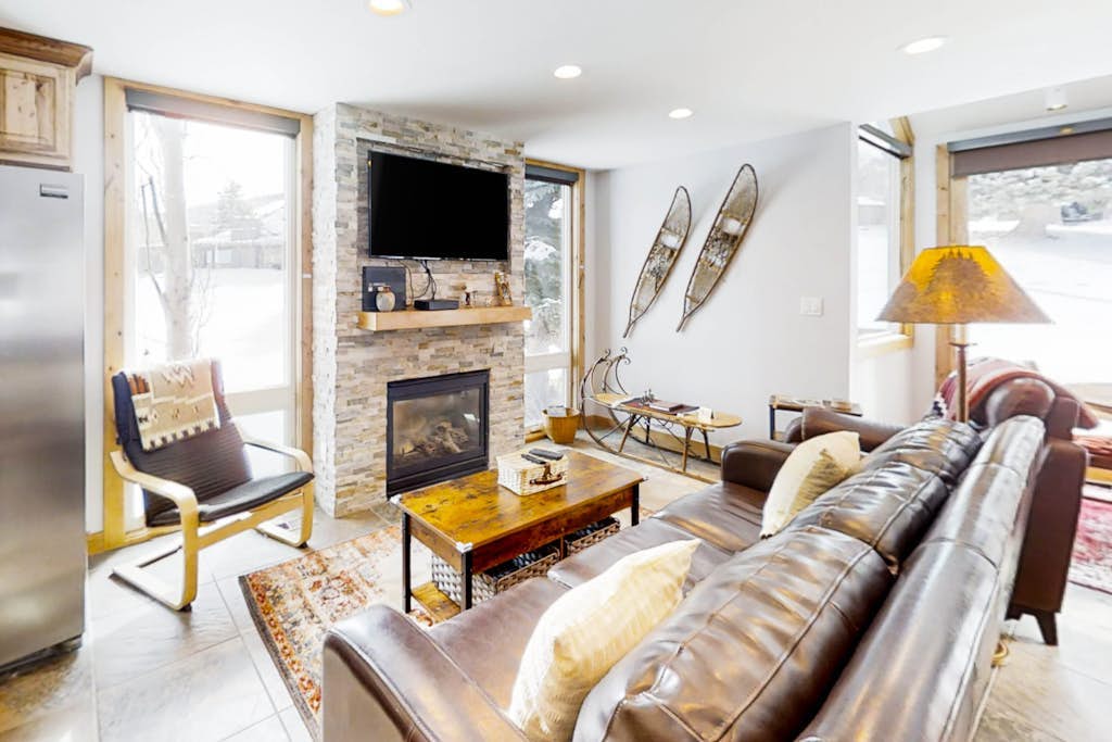 Remodeled mountainside home with outdoor heated pool & hot tub - walk everywhere