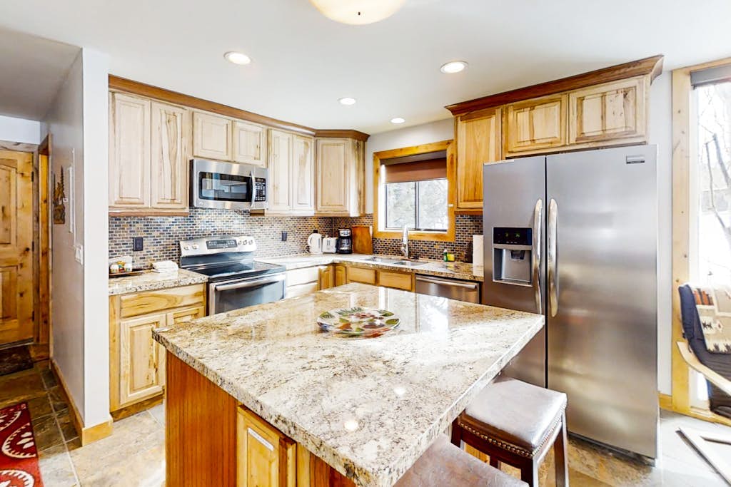 Remodeled mountainside home with outdoor heated pool & hot tub - walk everywhere