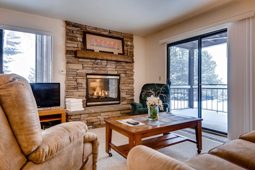 Corner condo in Canyons - close to ski lifts w/ shared pools, hot tub, & sauna