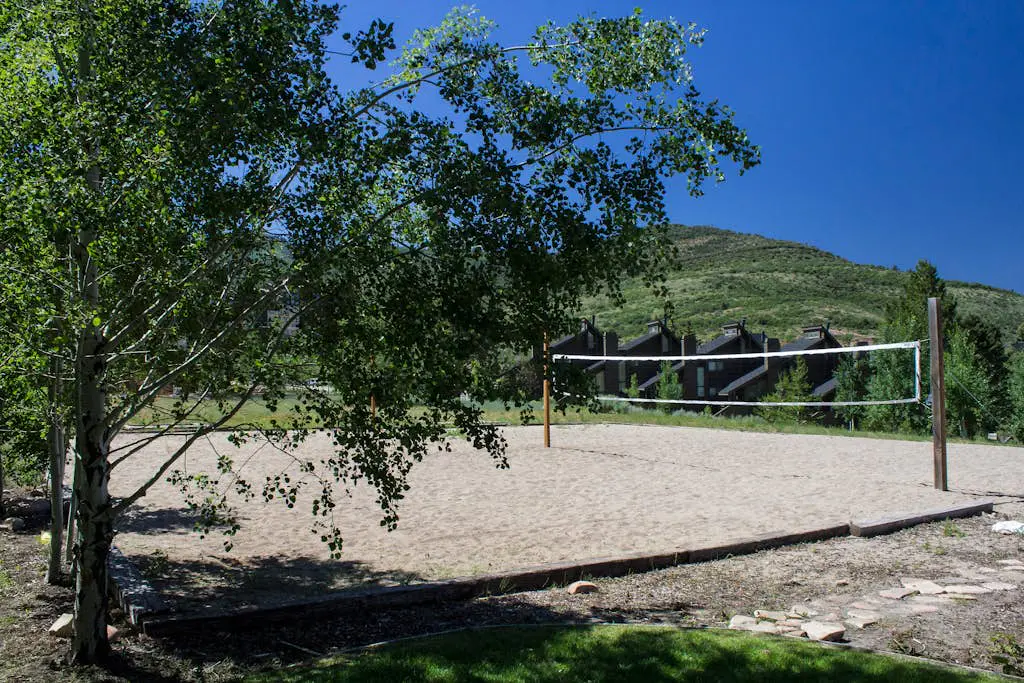 Corner condo in Canyons - close to ski lifts w/ shared pools, hot tub, & sauna