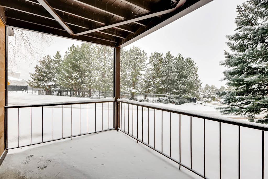 Corner condo in Canyons - close to ski lifts w/ shared pools, hot tub, & sauna