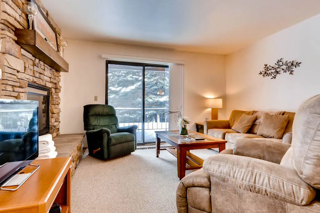 Corner condo in Canyons - close to ski lifts w/ shared pools, hot tub, & sauna