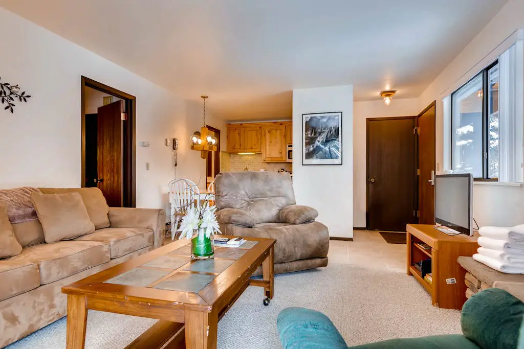 Corner condo in Canyons - close to ski lifts w/ shared pools, hot tub, & sauna