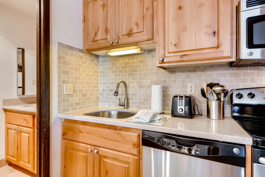 Corner condo in Canyons - close to ski lifts w/ shared pools, hot tub, & sauna