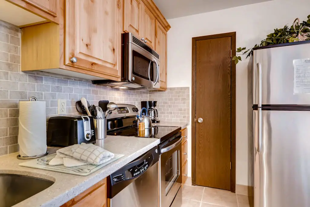 Corner condo in Canyons - close to ski lifts w/ shared pools, hot tub, & sauna