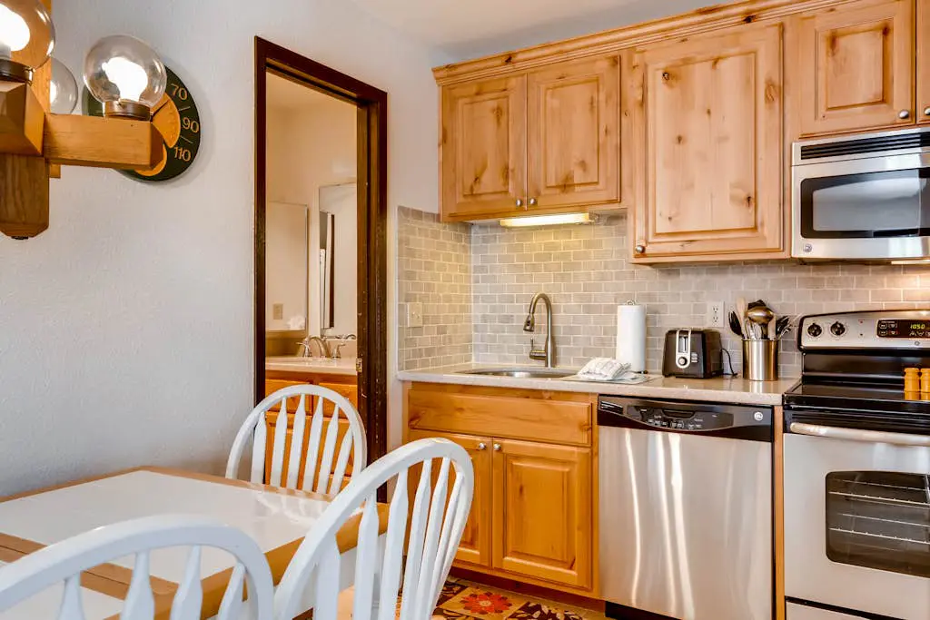 Corner condo in Canyons - close to ski lifts w/ shared pools, hot tub, & sauna