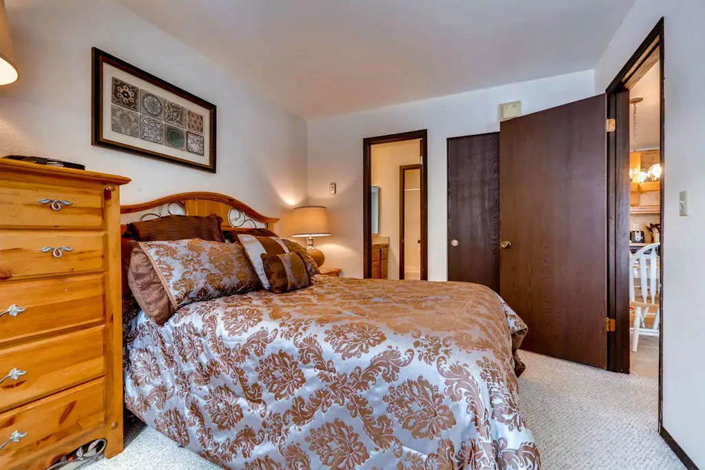 Corner condo in Canyons - close to ski lifts w/ shared pools, hot tub, & sauna
