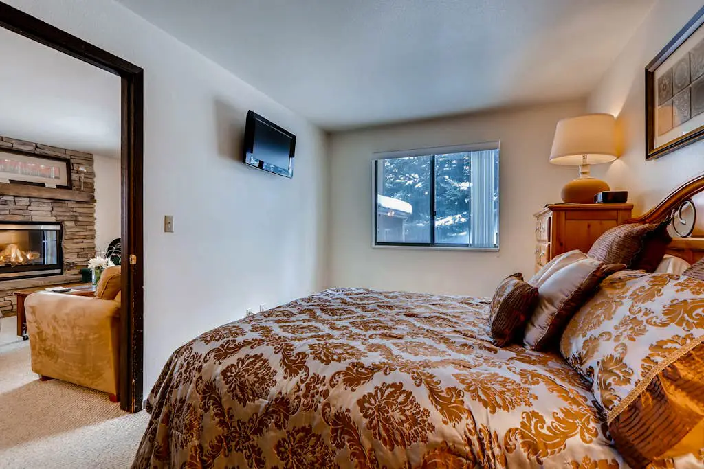 Corner condo in Canyons - close to ski lifts w/ shared pools, hot tub, & sauna