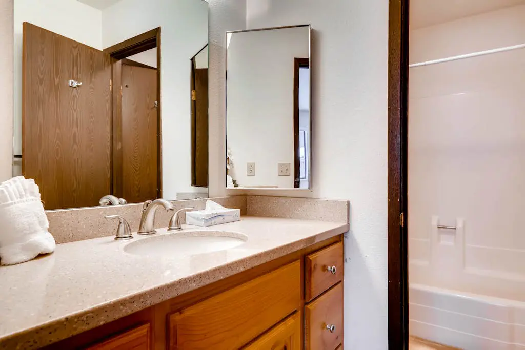 Corner condo in Canyons - close to ski lifts w/ shared pools, hot tub, & sauna