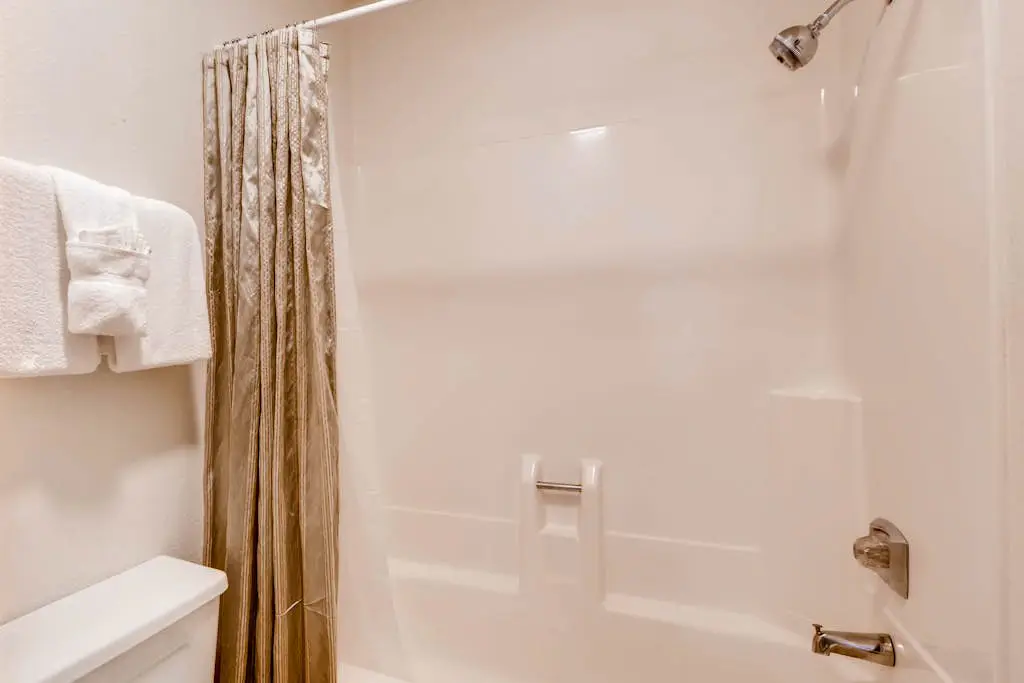 Corner condo in Canyons - close to ski lifts w/ shared pools, hot tub, & sauna
