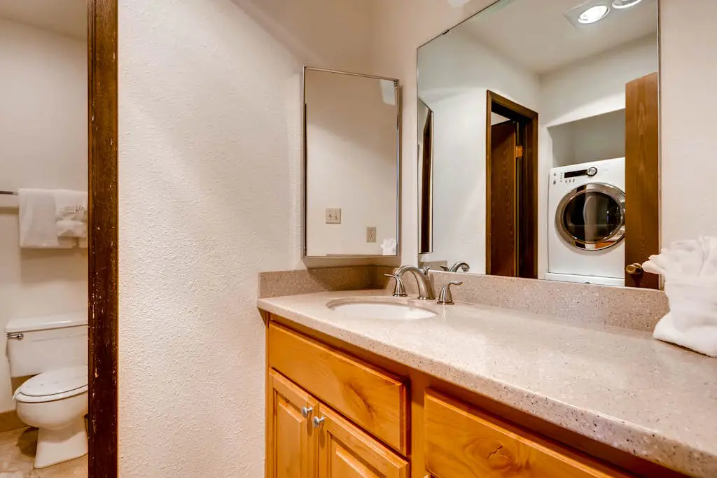 Corner condo in Canyons - close to ski lifts w/ shared pools, hot tub, & sauna