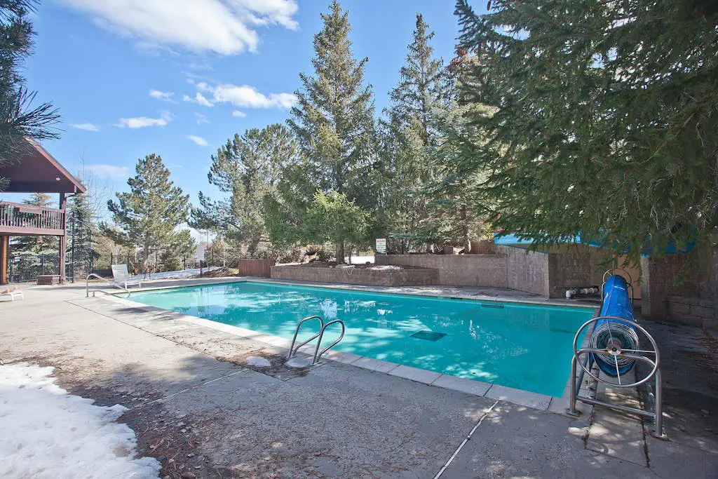Corner condo in Canyons - close to ski lifts w/ shared pools, hot tub, & sauna