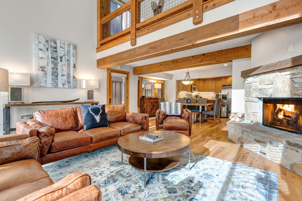 Spectacular Townhome with  a Private Hot Tub, Free WiFi, AC, & Three Fireplaces