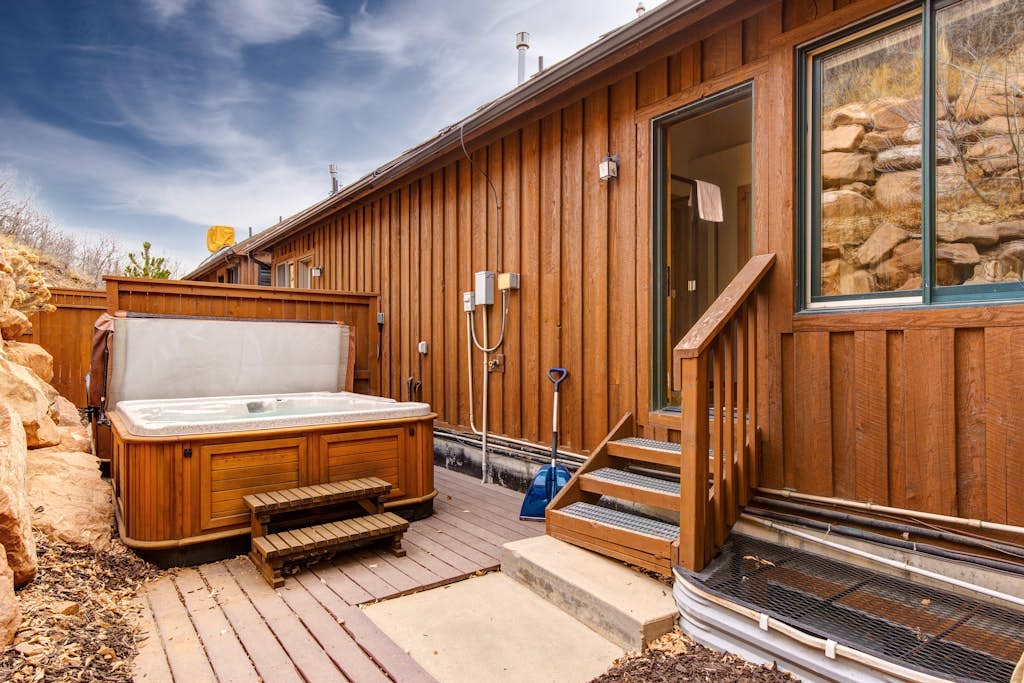 Spectacular Townhome with  a Private Hot Tub, Free WiFi, AC, & Three Fireplaces