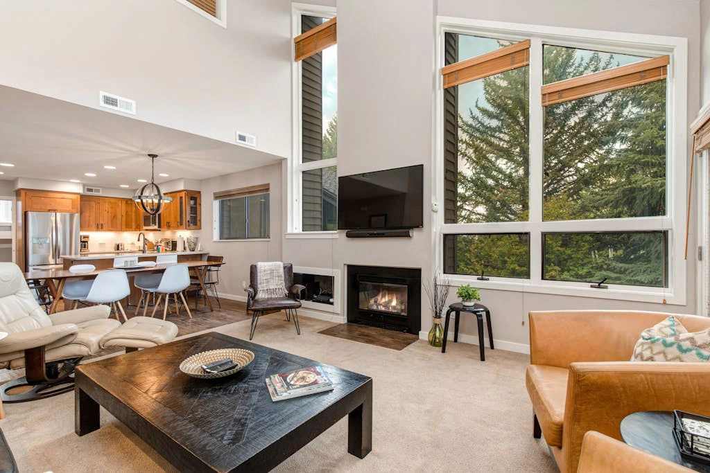 Canyons Village townhome with pool, hot tub & tennis access - walk to ski lifts
