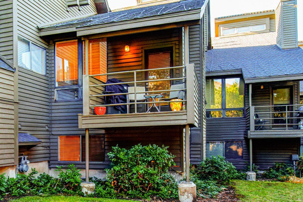 Canyons Village townhome with pool, hot tub & tennis access - walk to ski lifts