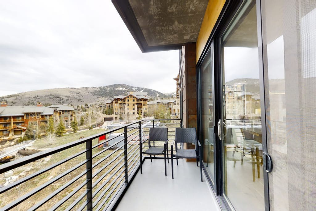 All-Suite Ski-In,Ski-Out Haven with Lavish Interior, Heated Pool & 2 Hot Tubs