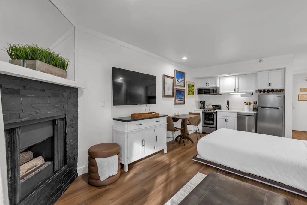 SKI-IN/SKI-OUT Mountain Village Lodge 221