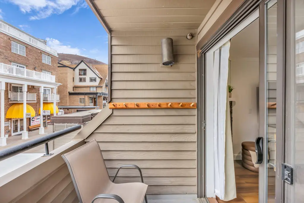 SKI-IN/SKI-OUT Mountain Village Lodge 221