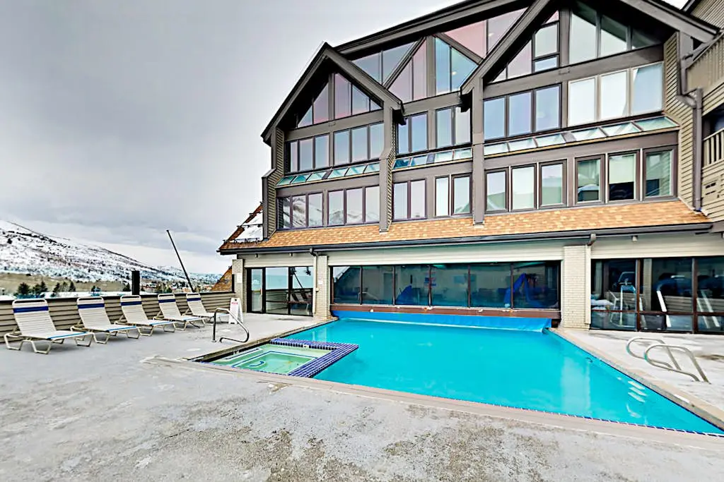 SKI-IN/SKI-OUT Mountain Village Lodge 221