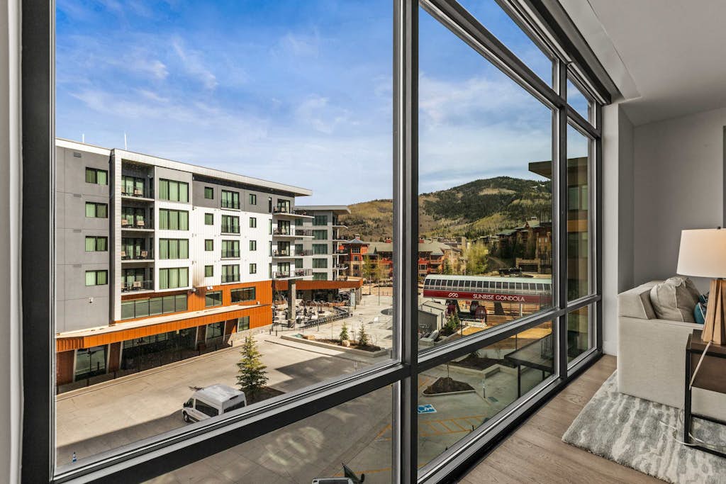 Premier Ski-in/Out Luxury Retreat w/Views & Hot Tub