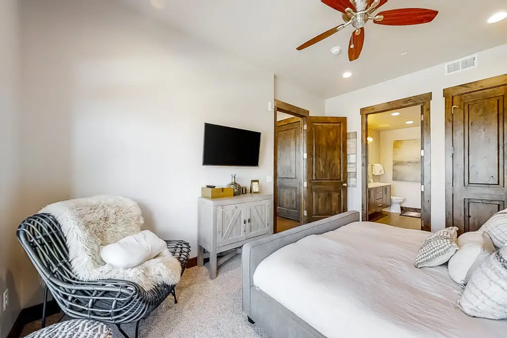 Blackstone Residence 1-B at Canyons Cabriolet Lift
