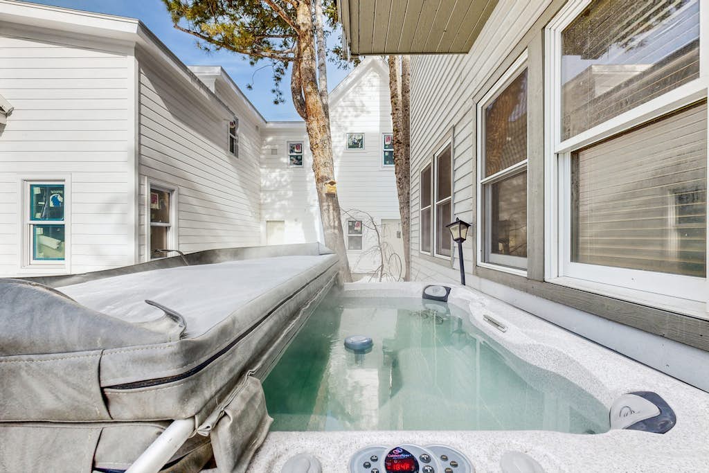 Centrally located studio with shared hot tub - walk to lifts/Main Street