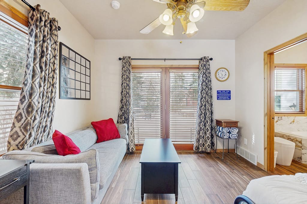 Centrally located studio with shared hot tub - walk to lifts/Main Street