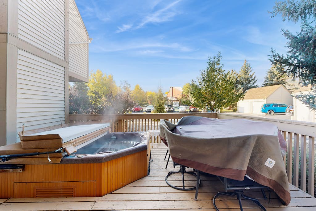 Cheery townhome in Park City with large, furnished deck & private hot tub