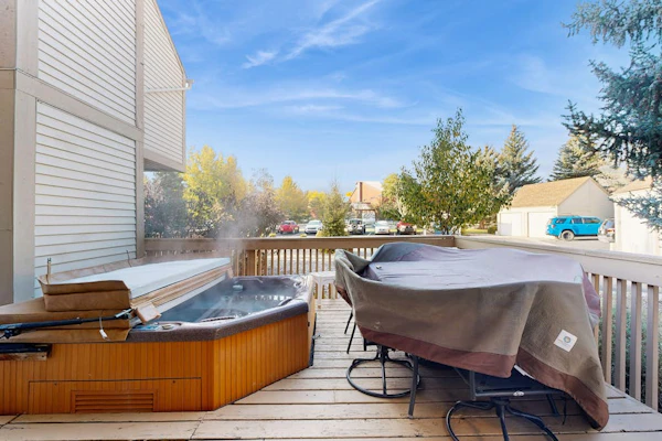 Cheery townhome in Park City with large, furnished deck & private hot tub