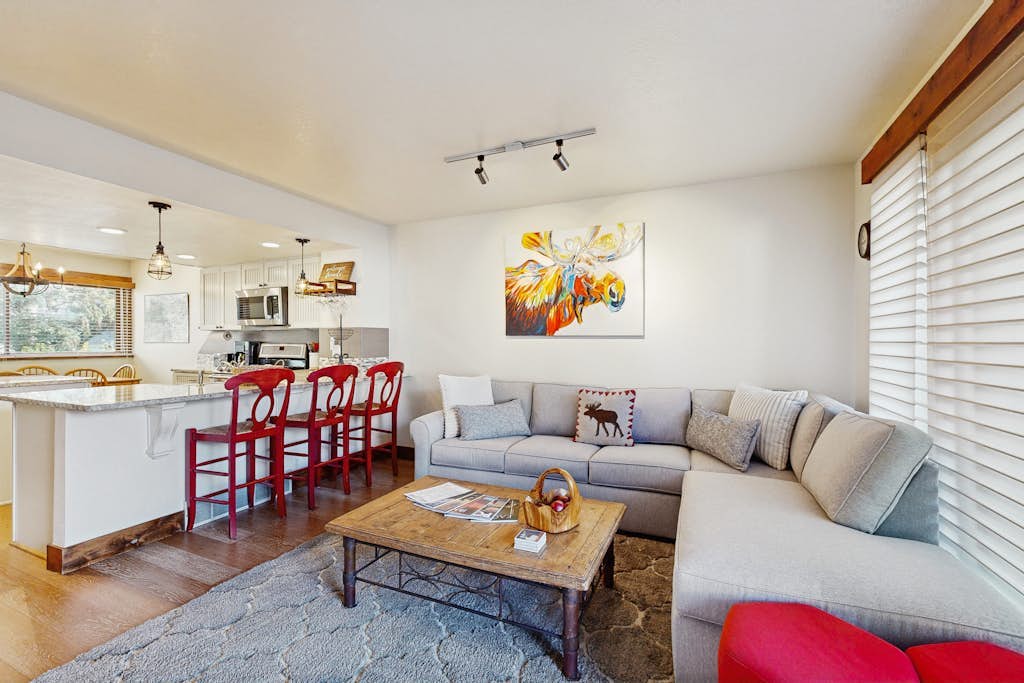 Cheery townhome in Park City with large, furnished deck & private hot tub