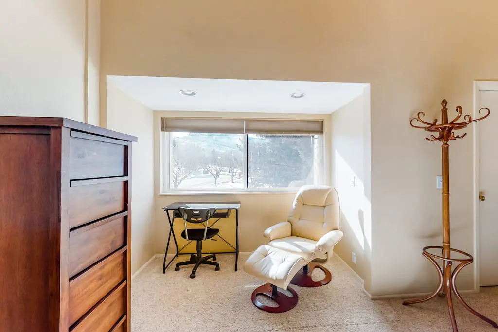 Three-Story, Dog-Friendly Townhouse with  Free WiFi, Gas Fireplaces, & washer & dryer