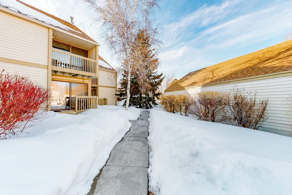 Three-Story, Dog-Friendly Townhouse with  Free WiFi, Gas Fireplaces, & washer & dryer
