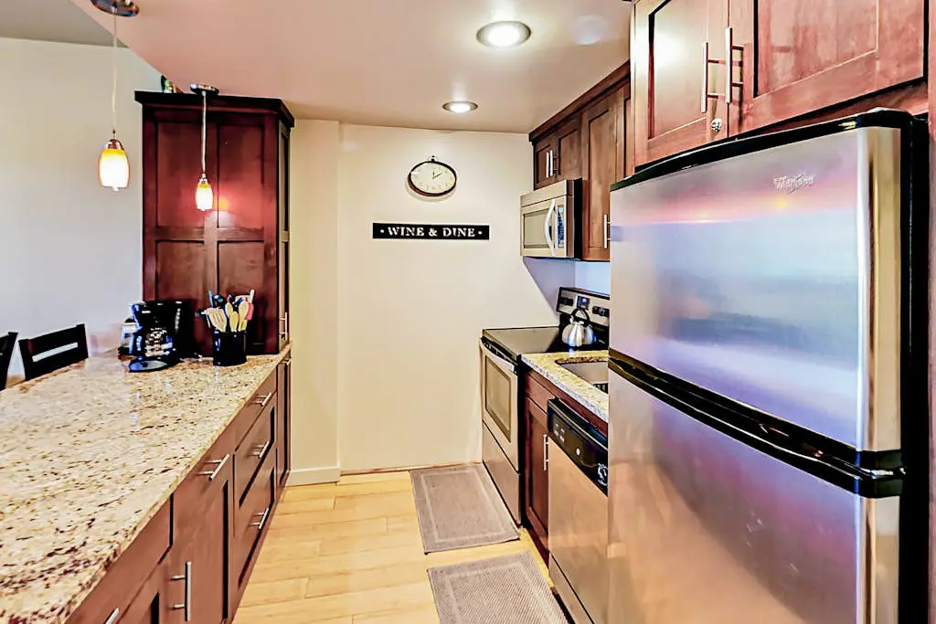 Park City condo with  pool & hot tub access - walk to PCM Lifts