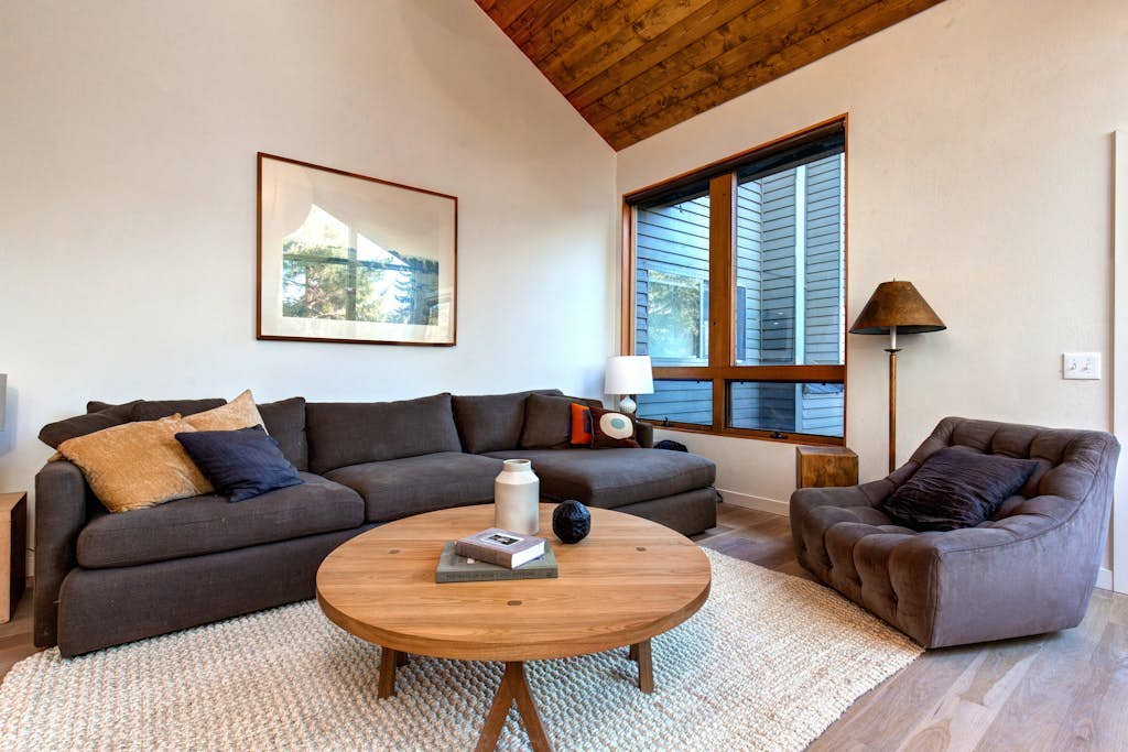 Modern mountain escape with wonderful views, pool, hot tub-minutes to skiing