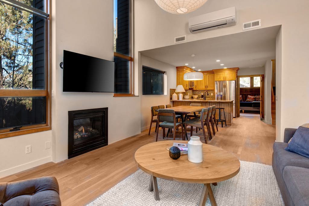 Modern mountain escape with wonderful views, pool, hot tub-minutes to skiing