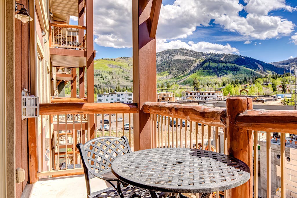 ski-in - ski-out Condo with Shared Hot Tubs and Pools & High-Speed WiFi