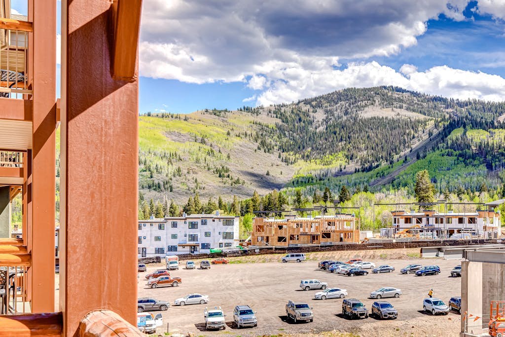 ski-in - ski-out Condo with Shared Hot Tubs and Pools & High-Speed WiFi