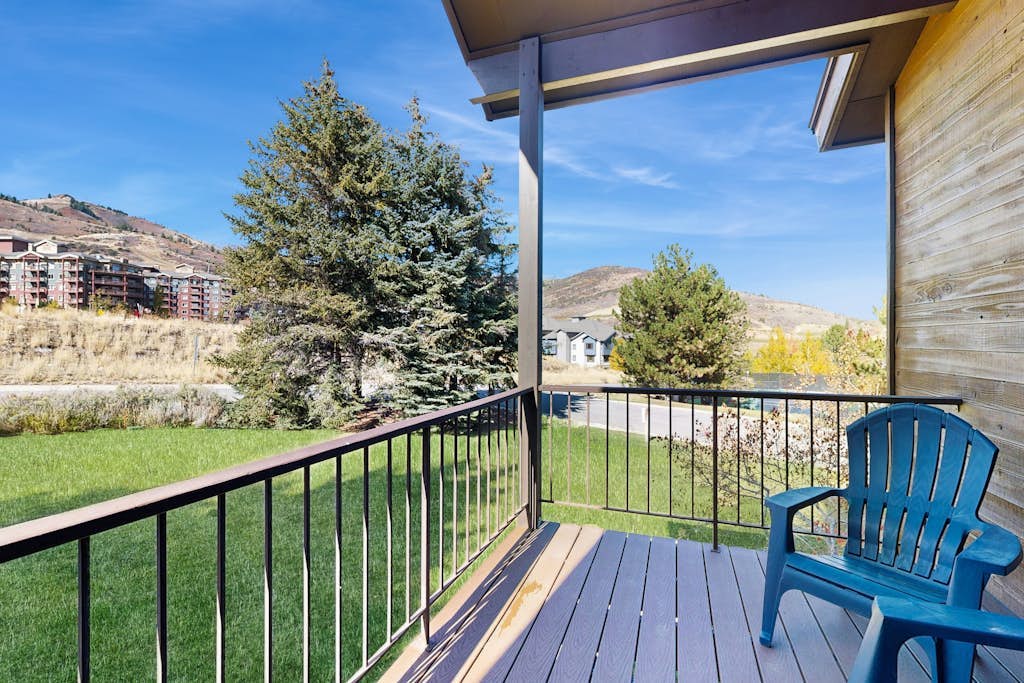 Ski Lodge-Inspired Condo with two lofts plus Shared Pools, Hot Tubs, & Tennis