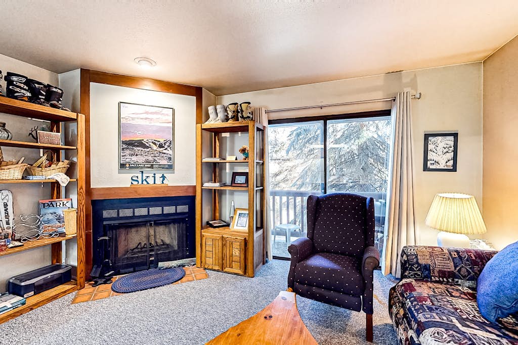 Charming & sunlit ski getaway with fireplace & balcony - close to lifts & shops