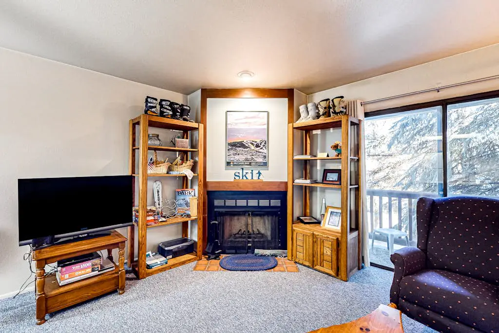Charming & sunlit ski getaway with fireplace & balcony - close to lifts & shops
