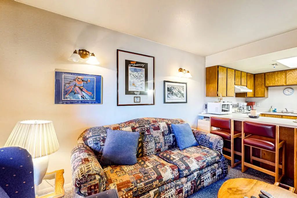 Charming & sunlit ski getaway with fireplace & balcony - close to lifts & shops